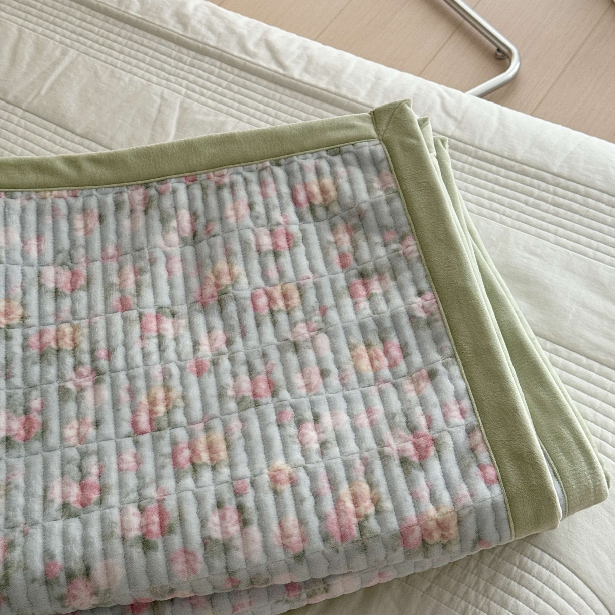 91家纺网 家纺一手货源 找家纺 于果 2025新款牛奶绒床盖单床盖床盖单件 温馨花语蓝