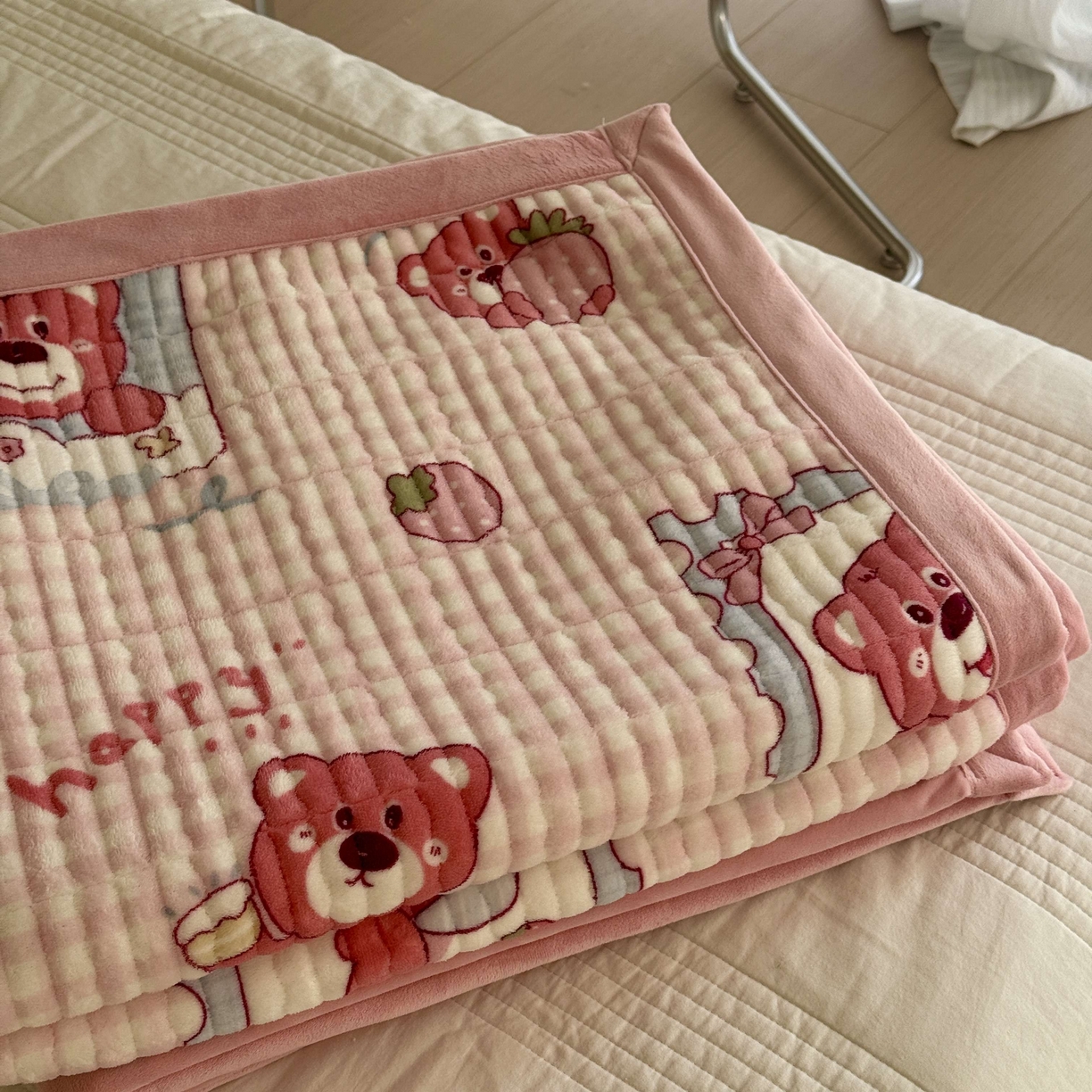 91家纺网 家纺一手货源 找家纺 于果 2025新款牛奶绒床盖单床盖床盖单件 快乐回忆