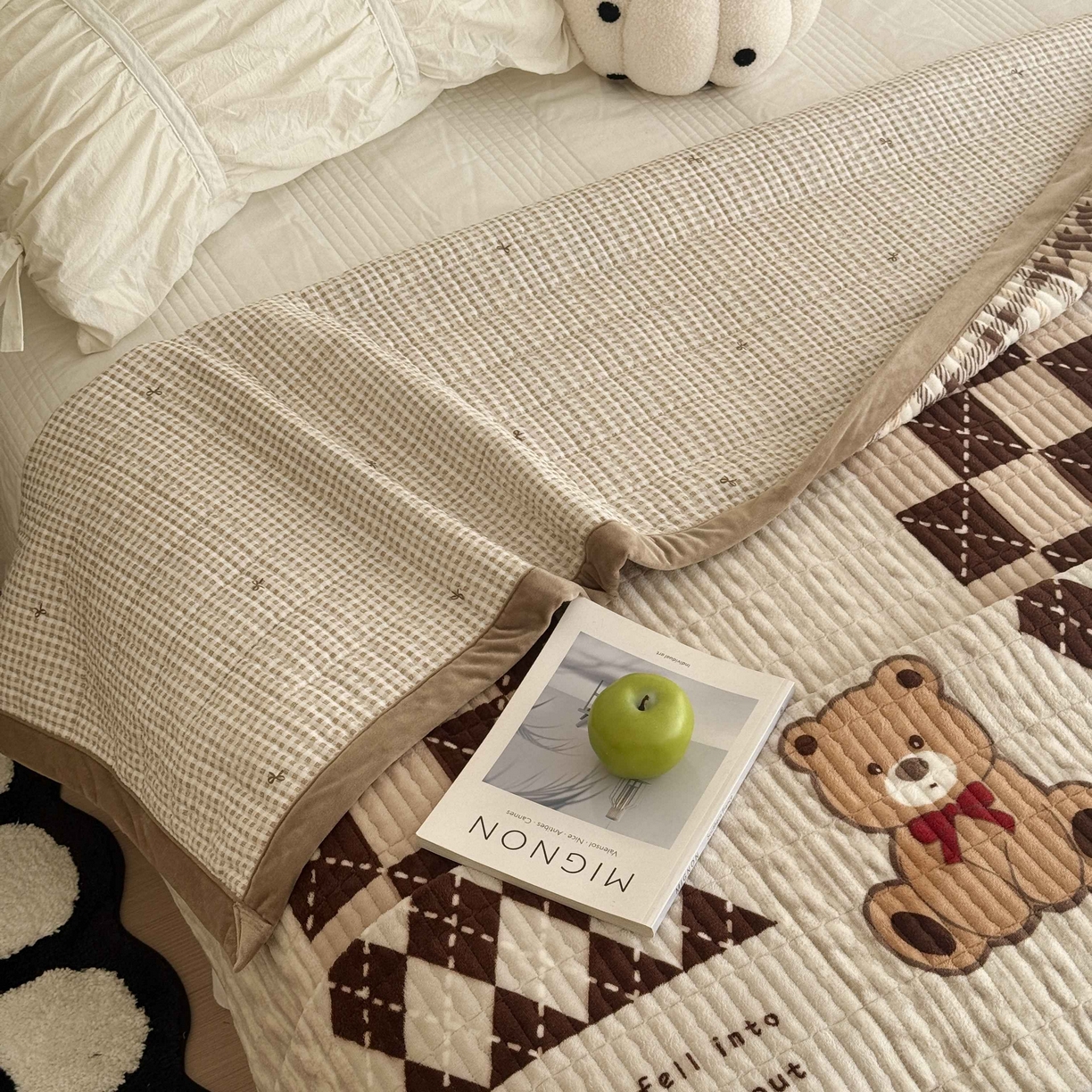 91家纺网 家纺一手货源 找家纺 于果 2025新款牛奶绒床盖单床盖床盖单件 布袋熊