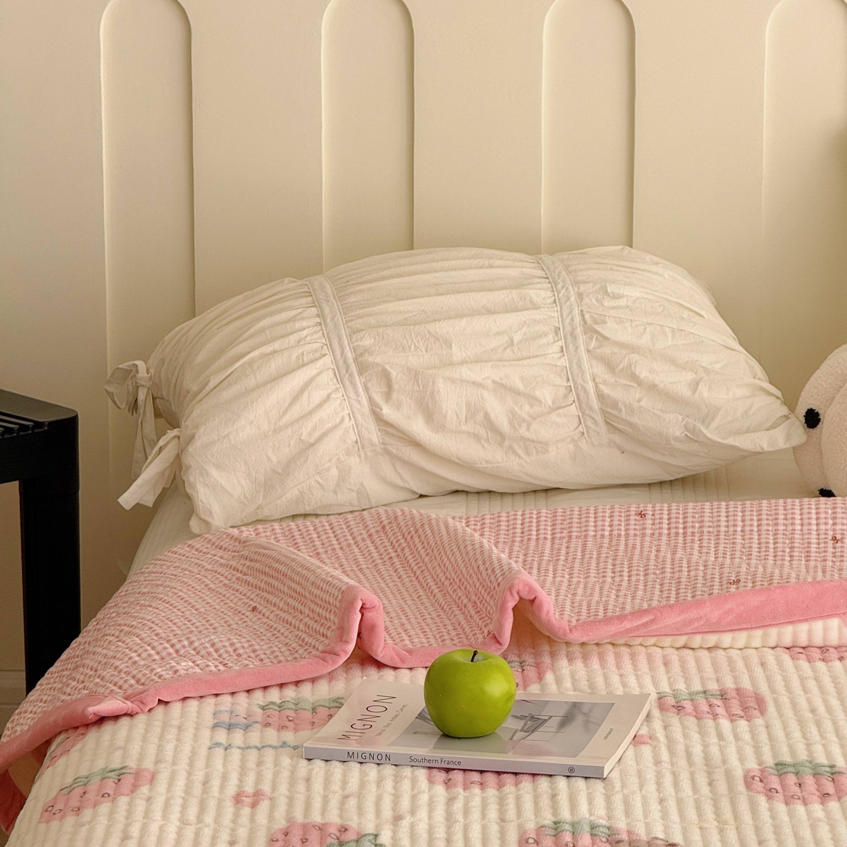 91家纺网 家纺一手货源 找家纺 于果 2025新款牛奶绒床盖单床盖床盖单件 奶油草莓