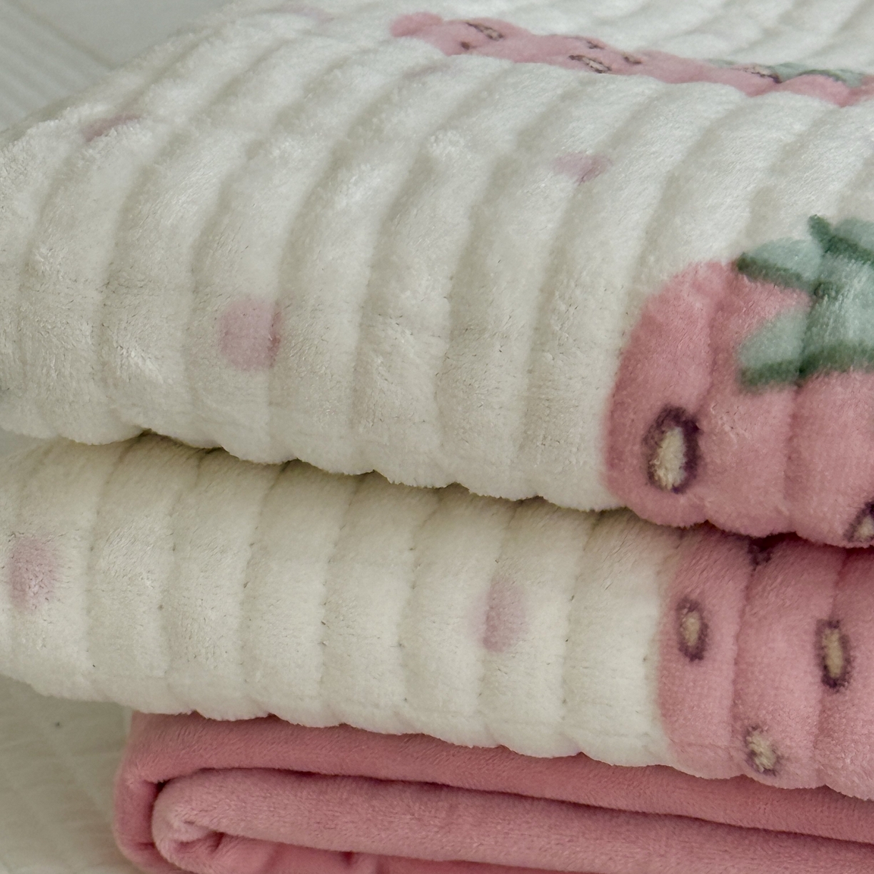 91家纺网 家纺一手货源 找家纺 于果 2025新款牛奶绒床盖单床盖床盖单件 奶油草莓