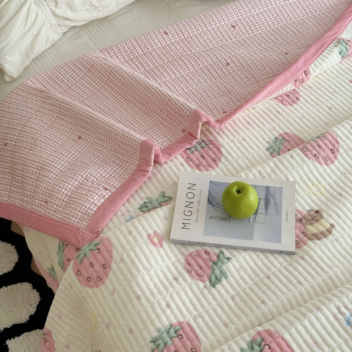 91家纺网 家纺一手货源 找家纺 于果 2025新款牛奶绒床盖单床盖床盖单件 奶油草莓