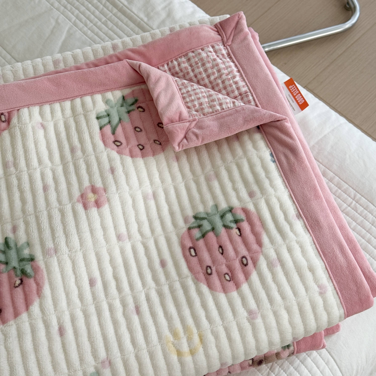 91家纺网 家纺一手货源 找家纺 于果 2025新款牛奶绒床盖单床盖床盖单件 奶油草莓