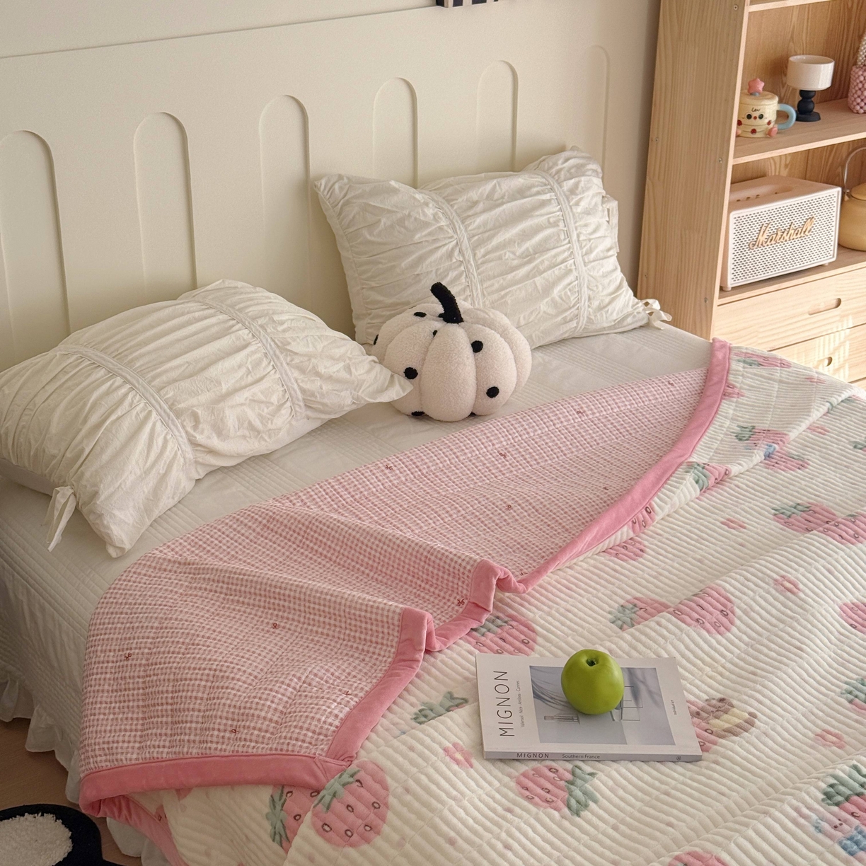 91家纺网 家纺一手货源 找家纺 于果 2025新款牛奶绒床盖单床盖床盖单件 奶油草莓