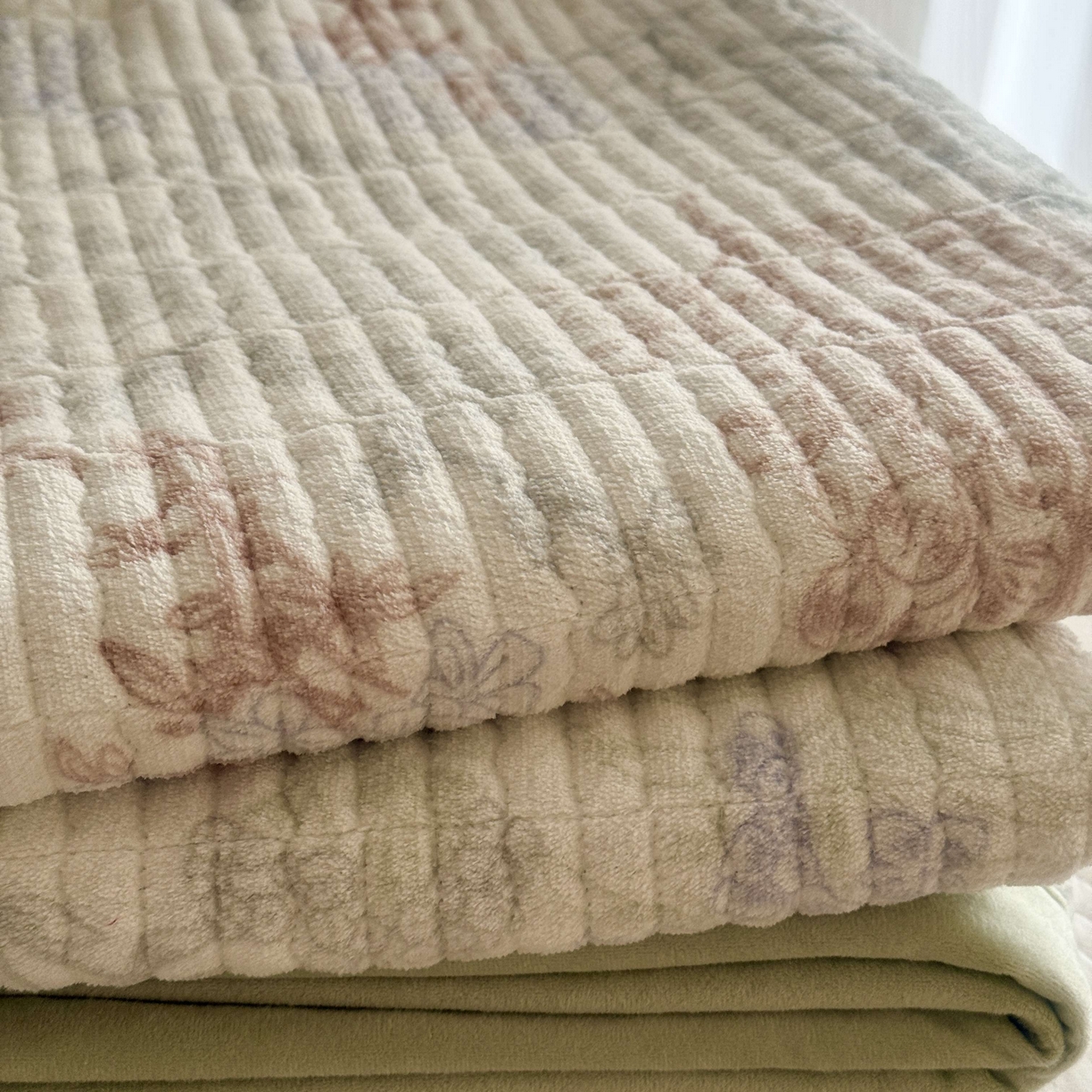 91家纺网 家纺一手货源 找家纺 于果 2025新款牛奶绒床盖单床盖床盖单件 幽兰花谷