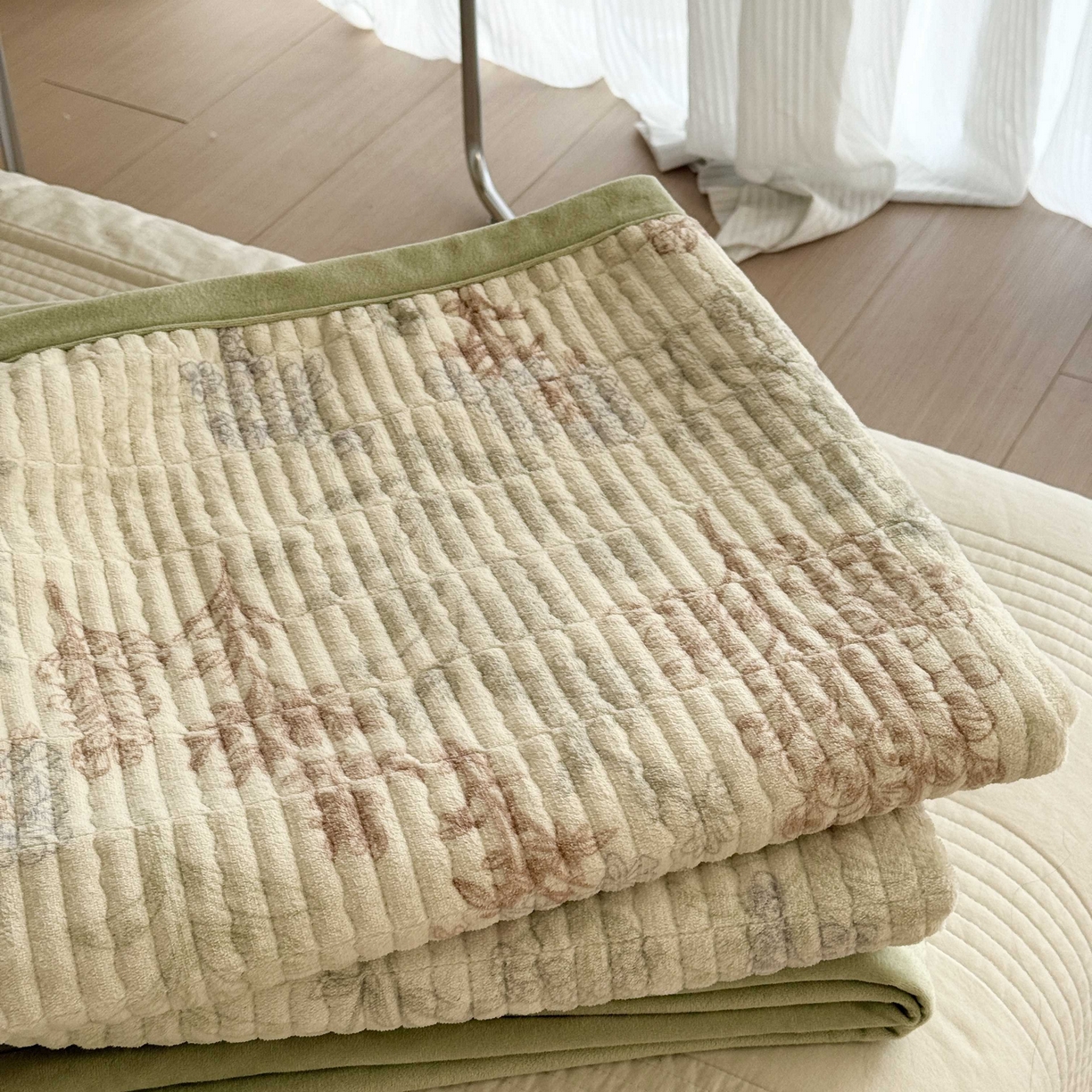 91家纺网 家纺一手货源 找家纺 于果 2025新款牛奶绒床盖单床盖床盖单件 幽兰花谷