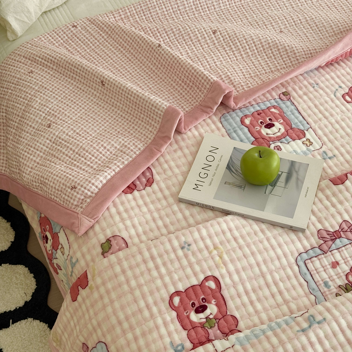 91家纺网 家纺一手货源 找家纺 于果 2025新款牛奶绒床盖单床盖床盖单件 快乐回忆