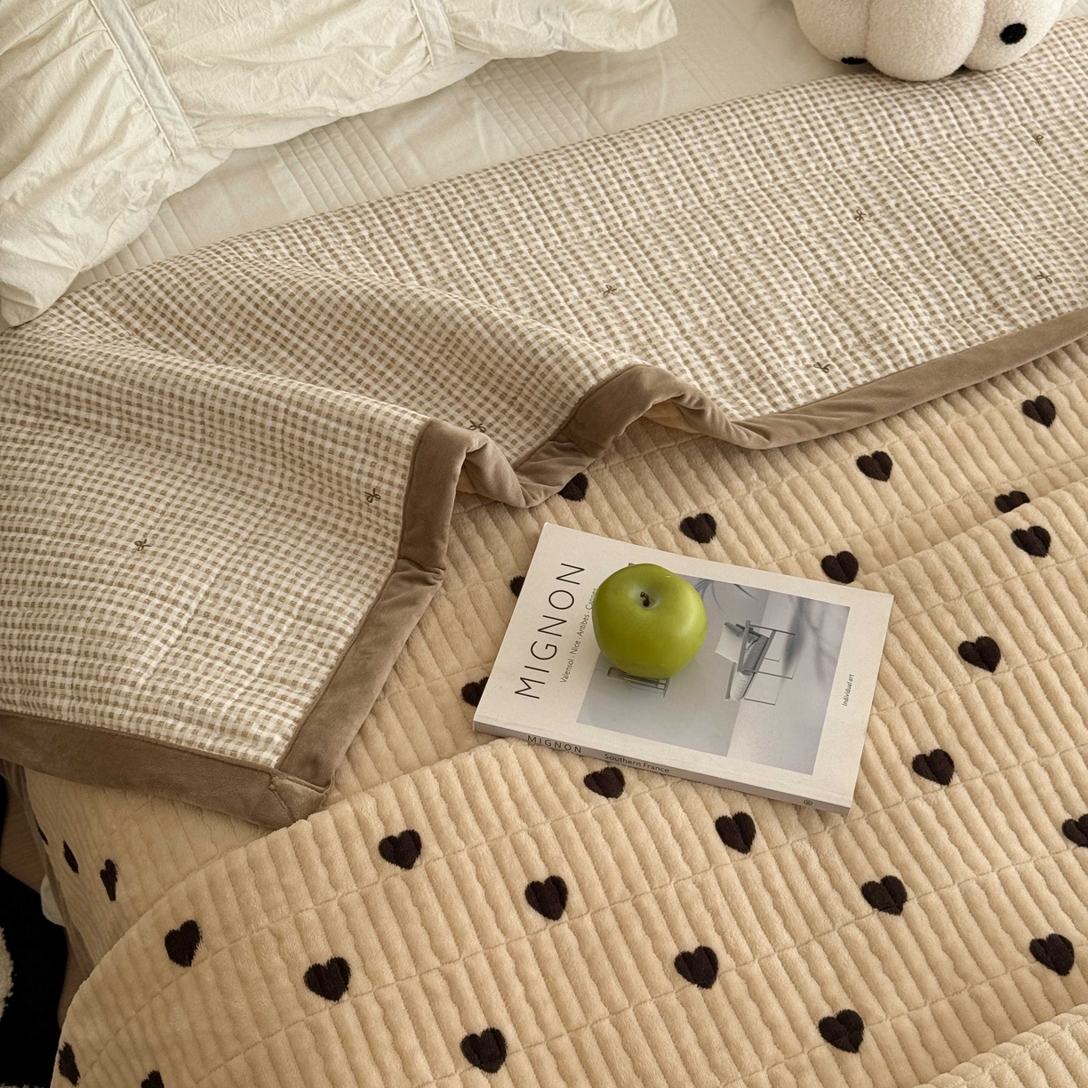 91家纺网 家纺一手货源 找家纺 于果 2025新款牛奶绒床盖单床盖床盖单件 咖爱心