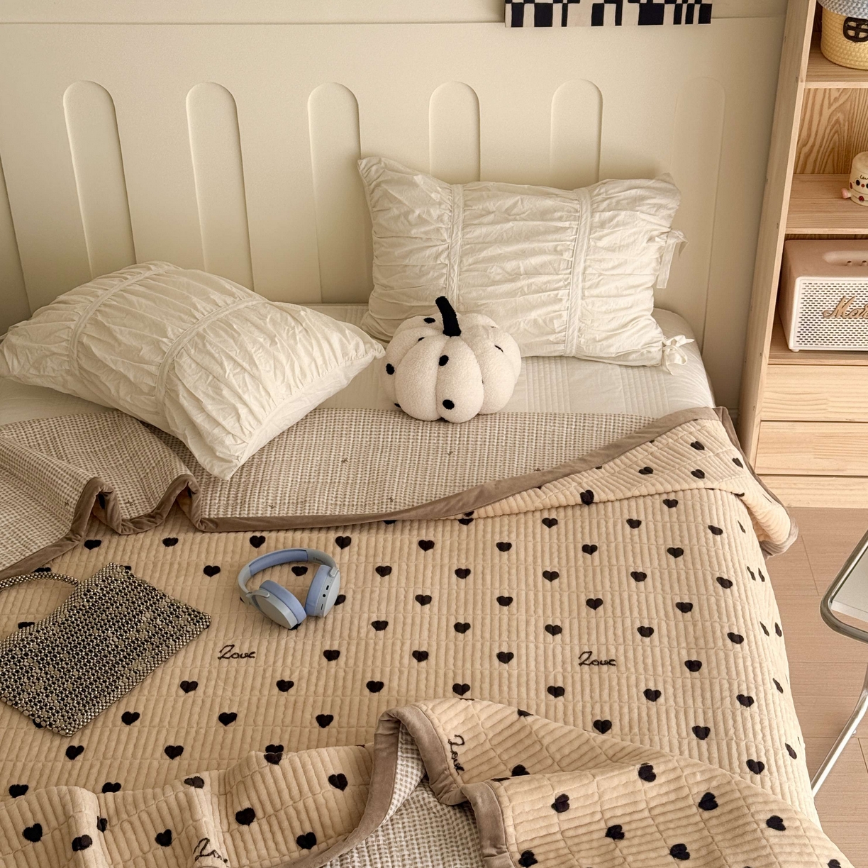 91家纺网 家纺一手货源 找家纺 于果 2025新款牛奶绒床盖单床盖床盖单件 咖爱心