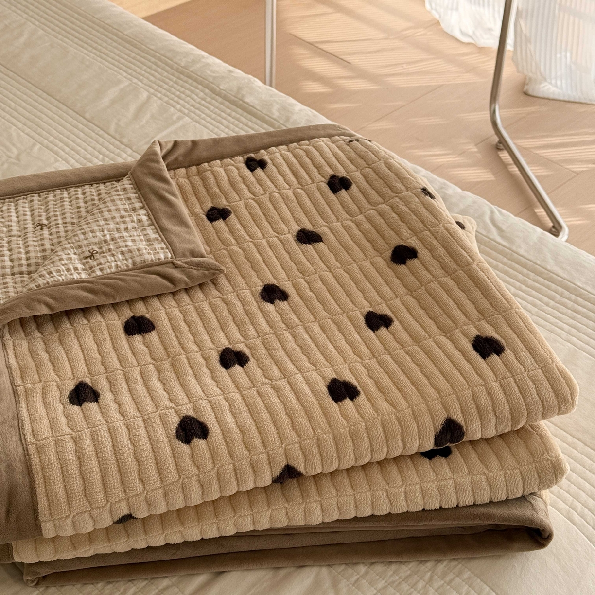 91家纺网 家纺一手货源 找家纺 于果 2025新款牛奶绒床盖单床盖床盖单件 咖爱心