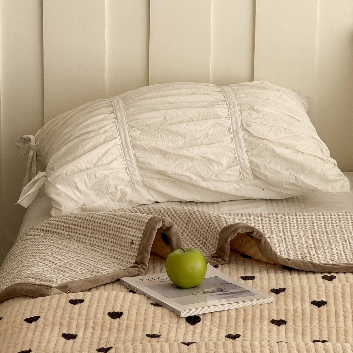 91家纺网 家纺一手货源 找家纺 于果 2025新款牛奶绒床盖单床盖床盖单件 咖爱心