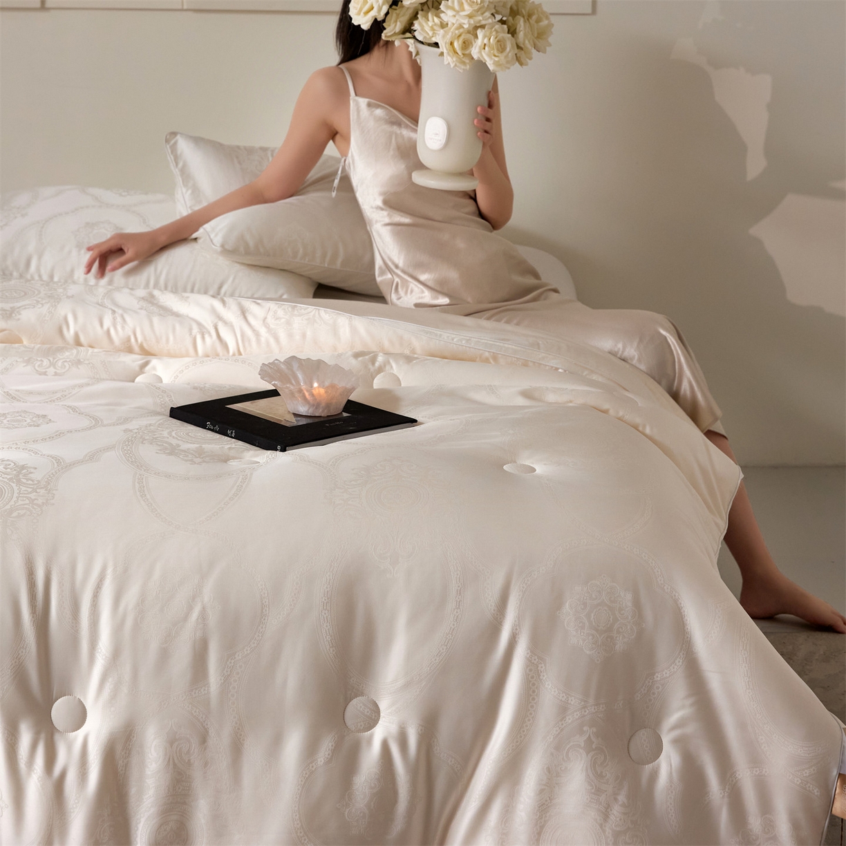 91家纺网 家纺一手货源 找家纺 头等舱 2025新款天棉缎大提花55莱赛尔大豆7A抗菌秋冬被(模特图） 卡布丽娜