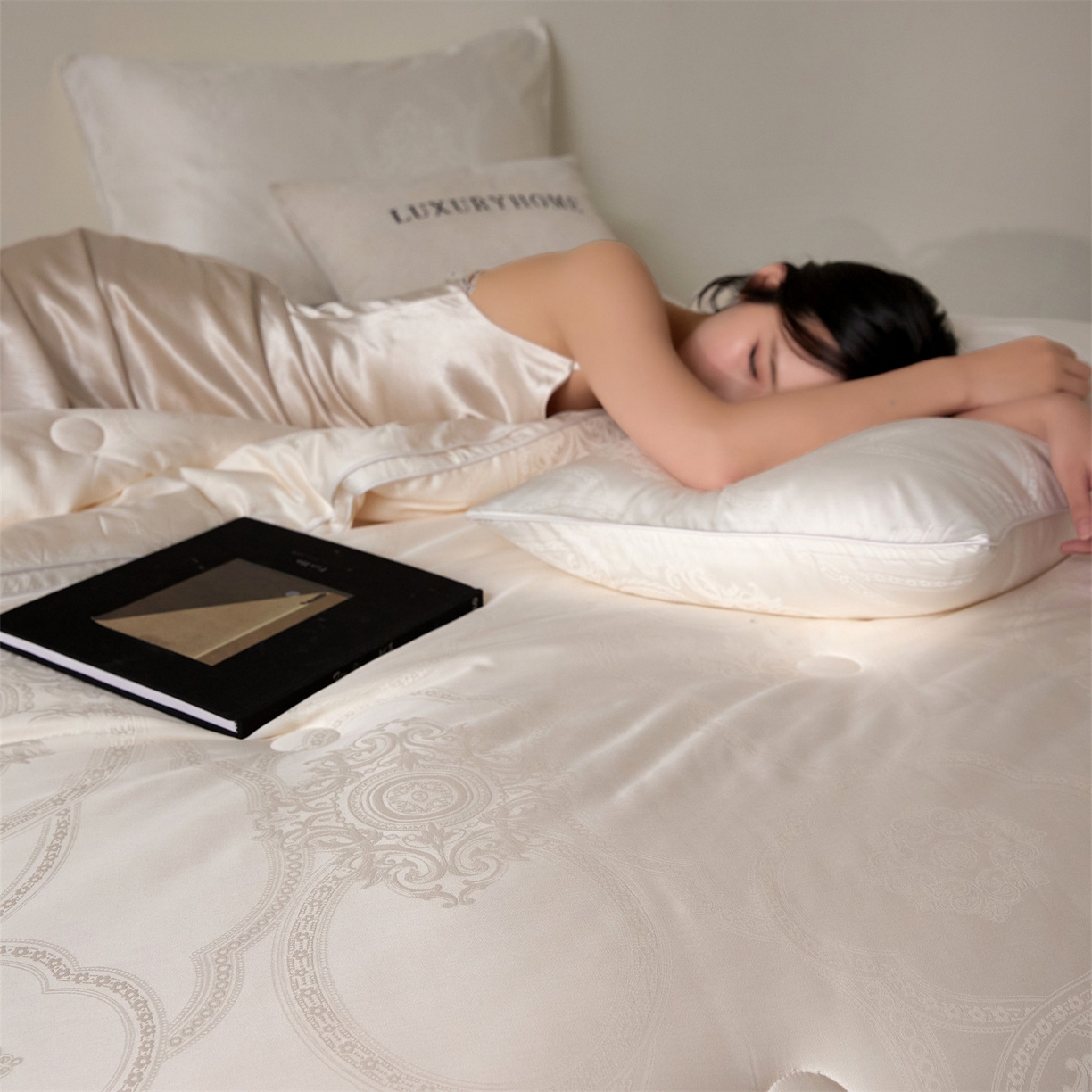 91家纺网 家纺一手货源 找家纺 头等舱 2025新款天棉缎大提花55莱赛尔大豆7A抗菌秋冬被(模特图） 卡布丽娜