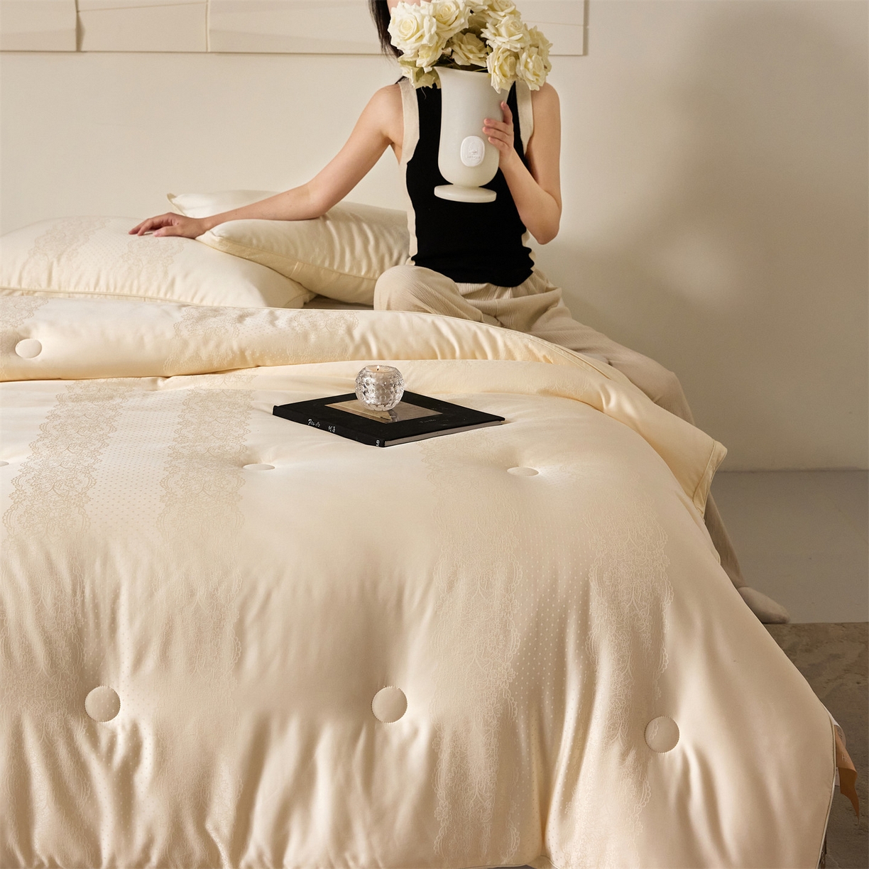 91家纺网 家纺一手货源 找家纺 头等舱 2025新款天棉缎大提花55莱赛尔大豆7A抗菌秋冬被(模特图） 慕斯