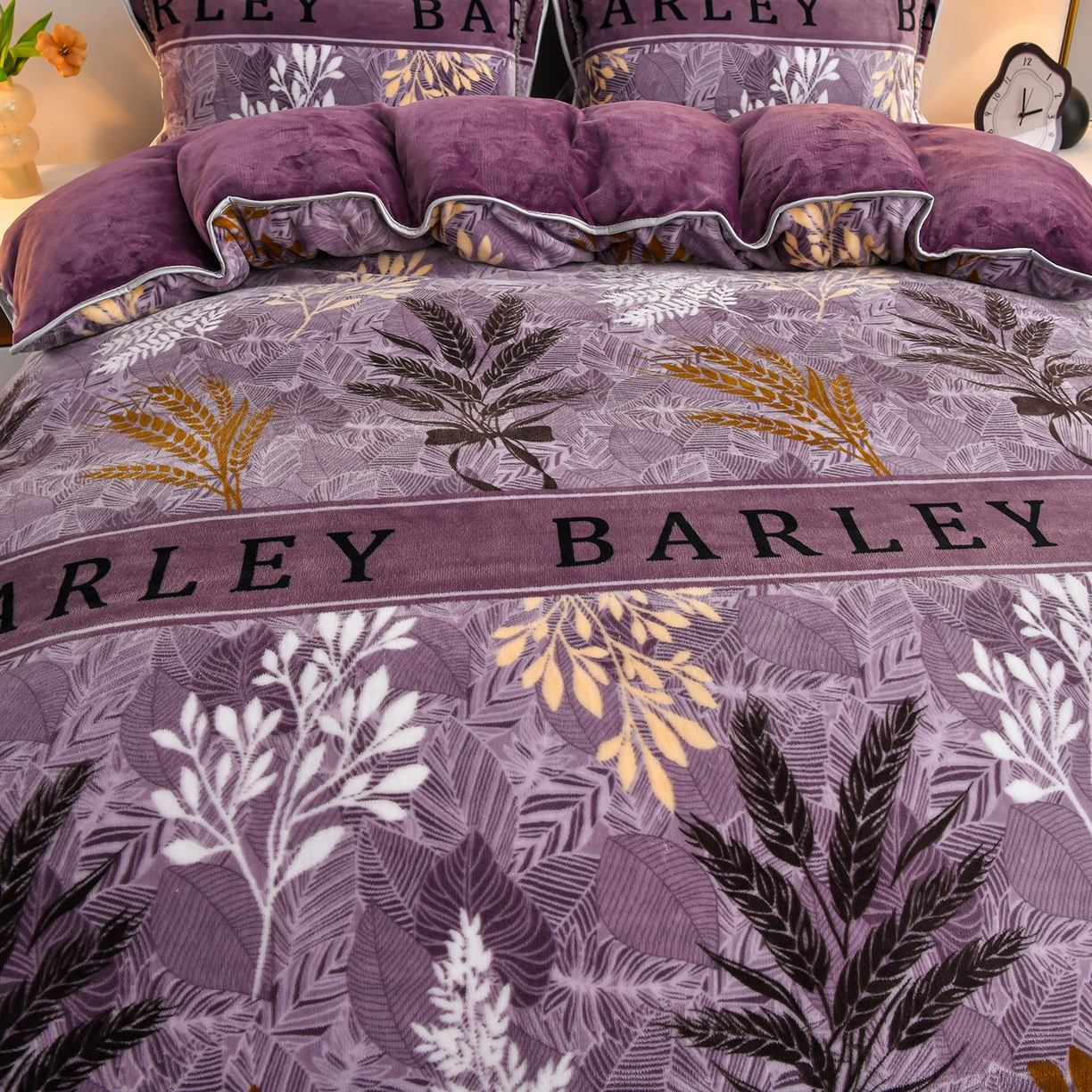 91家纺网 家纺一手货源 找家纺 硕喜 2025新款新8.5斤法莱绒四件套珊瑚牛奶金貂绒四件套床裙款 紫气东来