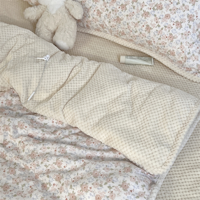 91家纺网 家纺一手货源 找家纺 荣轩 2025秋冬必备新品棉加绒华夫格提花绒工艺款四件套（铺床版）蜜语