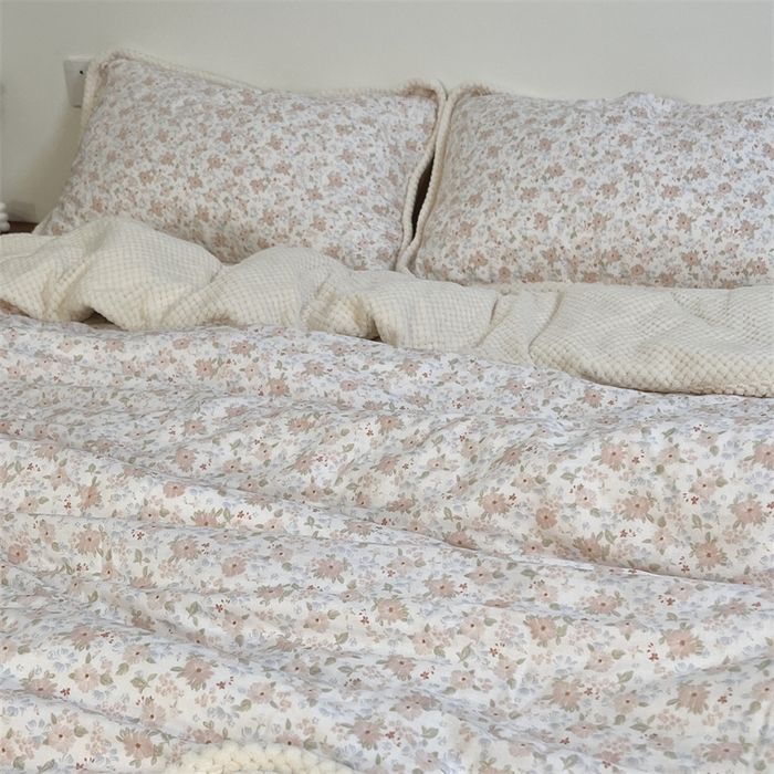 91家纺网 家纺一手货源 找家纺 荣轩 2025秋冬必备新品棉加绒华夫格提花绒工艺款四件套（铺床版）蜜语