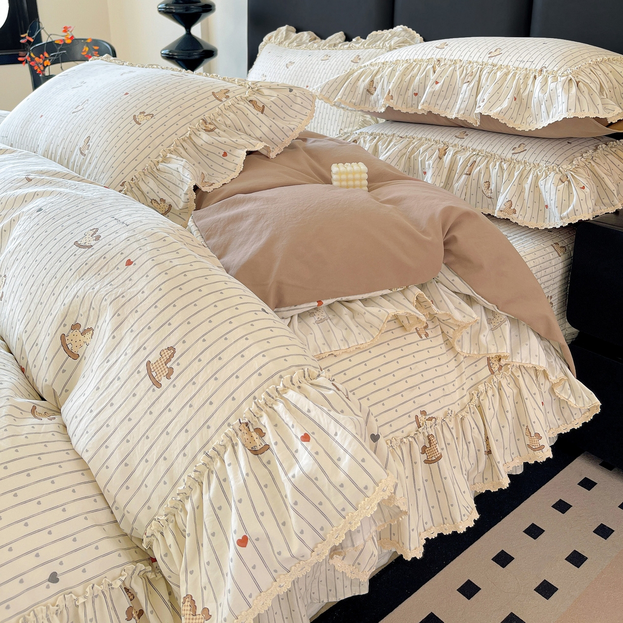 91家纺网 家纺一手货源 找家纺 富米莱（原臻工厂） 2026新款法式大花边A类古法仿棉云感纱床盖床裙四件套 大花边-好运木马