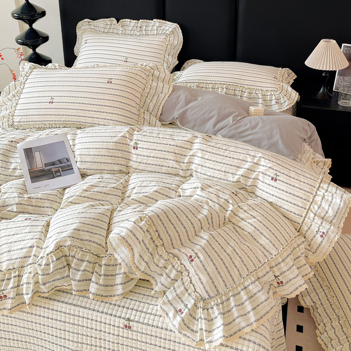 91家纺网 家纺一手货源 找家纺 富米莱（原臻工厂） 2026新款法式大花边A类古法仿棉云感纱床盖床裙四件套 大花边-爱心樱桃