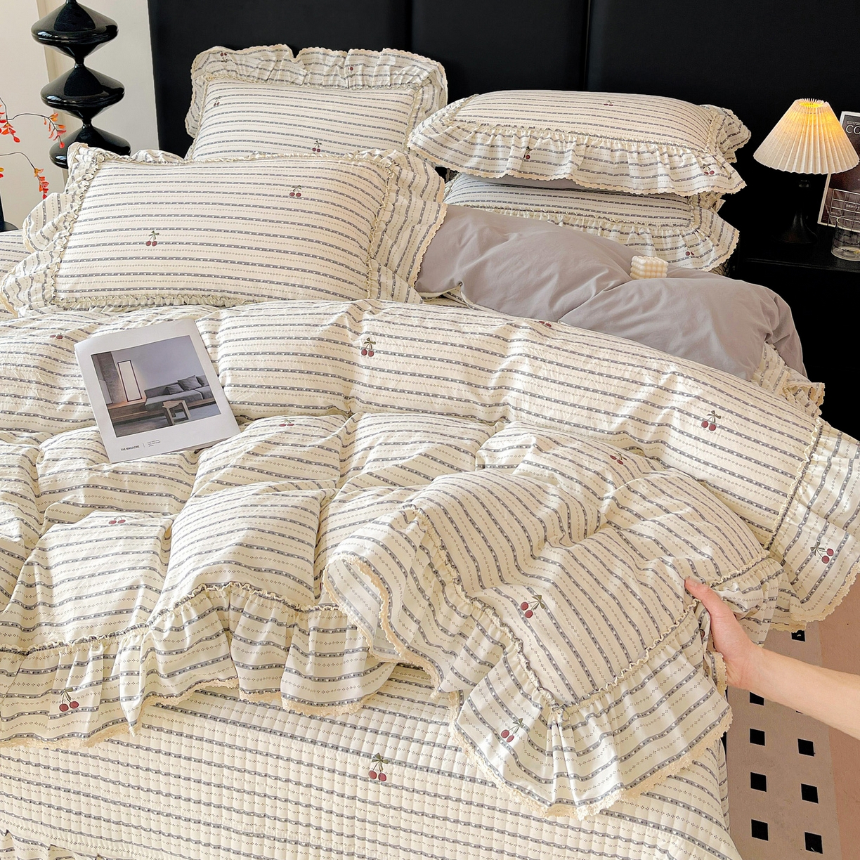 91家纺网 家纺一手货源 找家纺 富米莱（原臻工厂） 2026新款法式大花边A类古法仿棉云感纱床盖床裙四件套 大花边-爱心樱桃