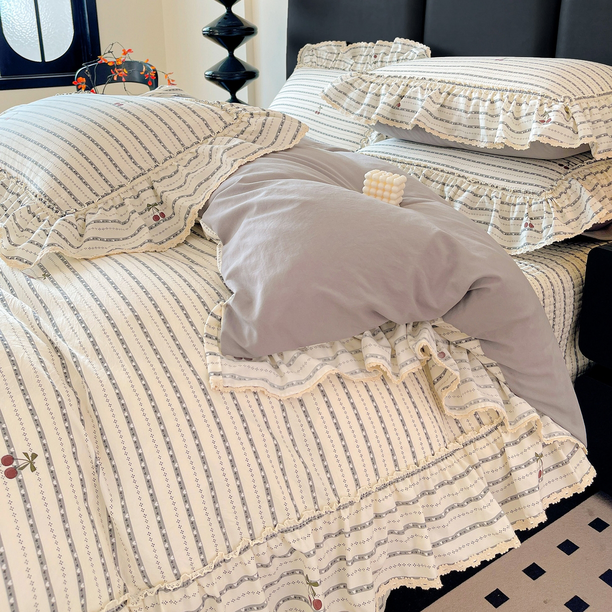 91家纺网 家纺一手货源 找家纺 富米莱（原臻工厂） 2026新款法式大花边A类古法仿棉云感纱床盖床裙四件套 大花边-爱心樱桃