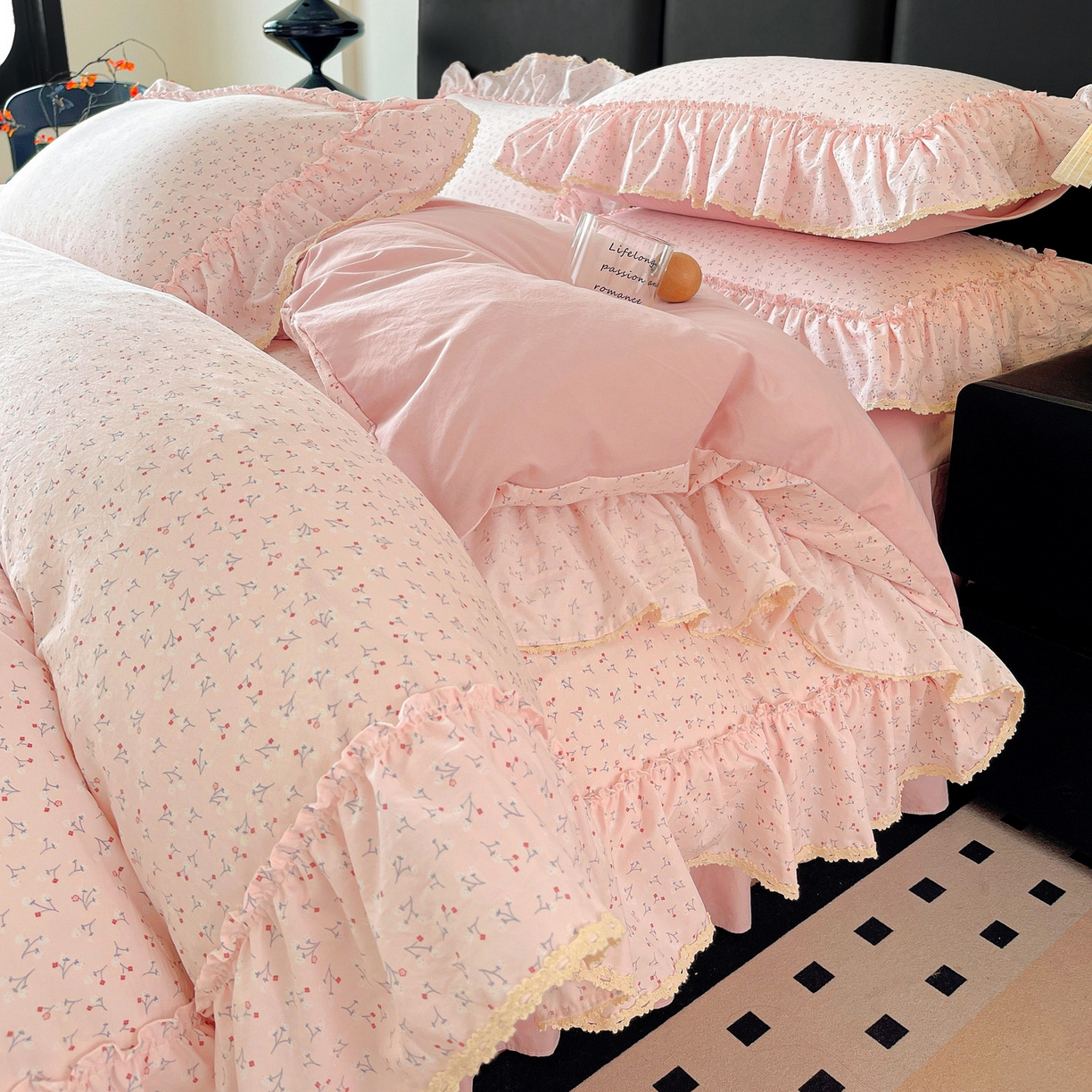 91家纺网 家纺一手货源 找家纺 富米莱（原臻工厂） 2026新款法式大花边A类古法仿棉云感纱床盖床裙四件套 大花边-粉花柔卧