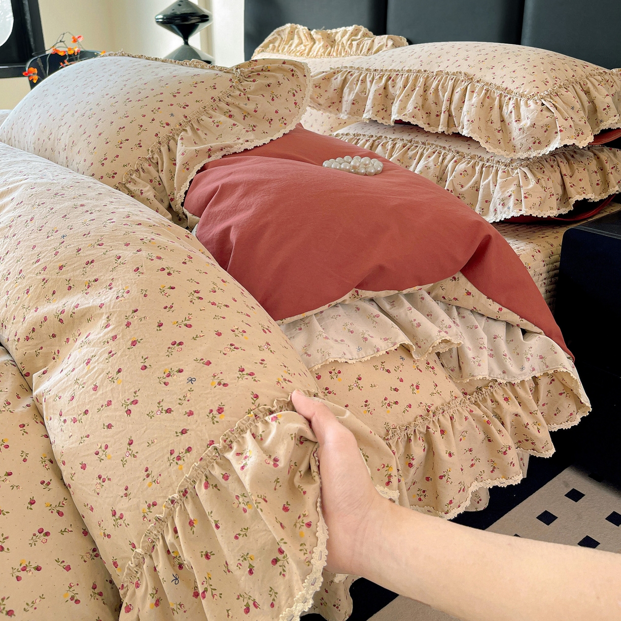 91家纺网 家纺一手货源 找家纺 富米莱（原臻工厂） 2026新款法式大花边A类古法仿棉云感纱床盖床裙四件套 大花边-焦糖玫瑰