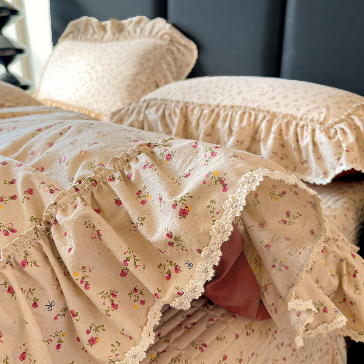 91家纺网 家纺一手货源 找家纺 富米莱（原臻工厂） 2026新款法式大花边A类古法仿棉云感纱床盖床裙四件套 大花边-焦糖玫瑰