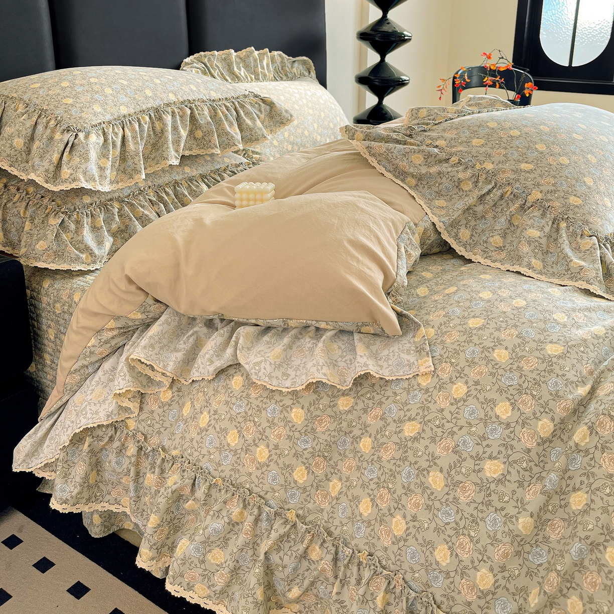 91家纺网 家纺一手货源 找家纺 富米莱（原臻工厂） 2026新款法式大花边A类古法仿棉云感纱床盖床裙四件套 大花边-雾灰蔷薇