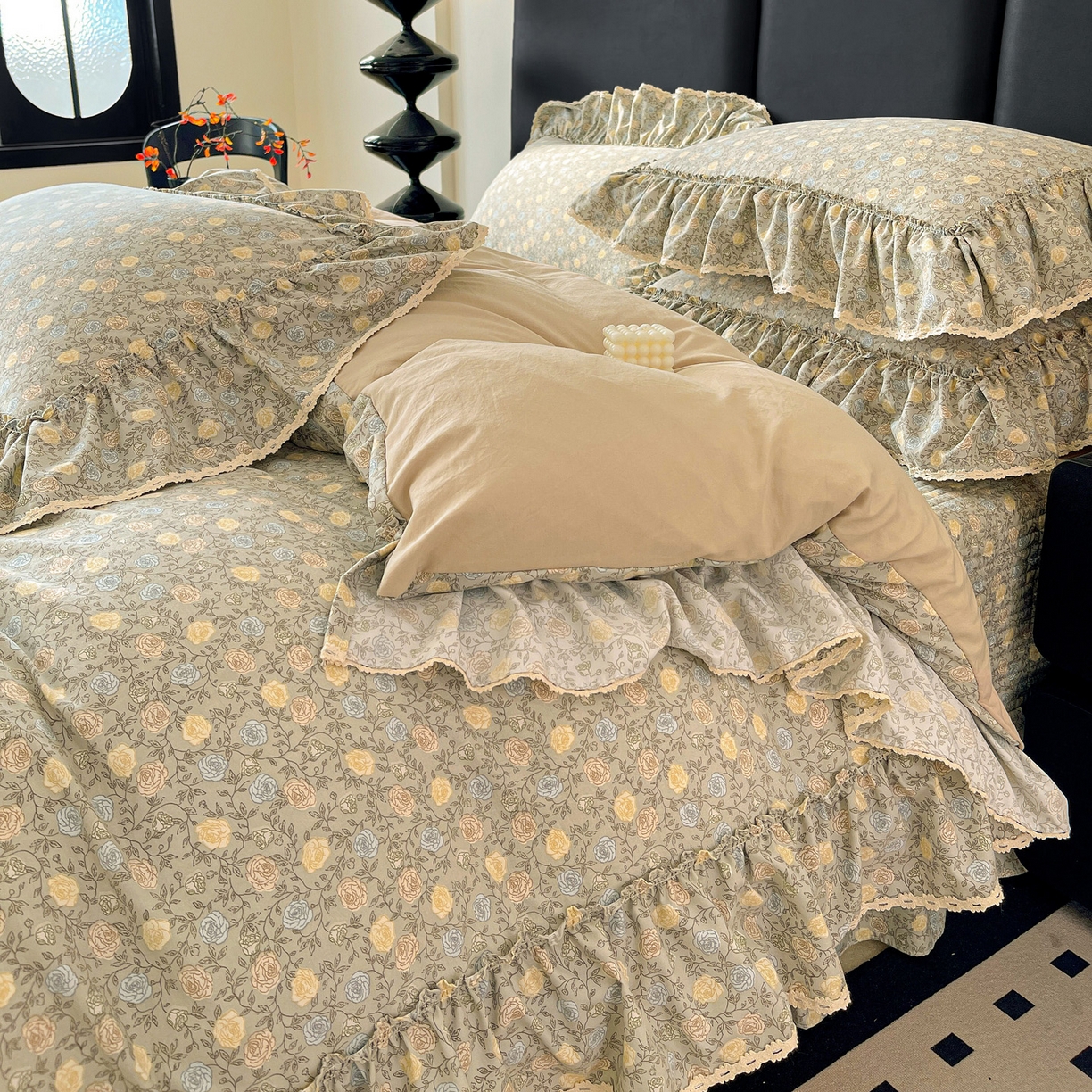 91家纺网 家纺一手货源 找家纺 富米莱（原臻工厂） 2026新款法式大花边A类古法仿棉云感纱床盖床裙四件套 大花边-雾灰蔷薇