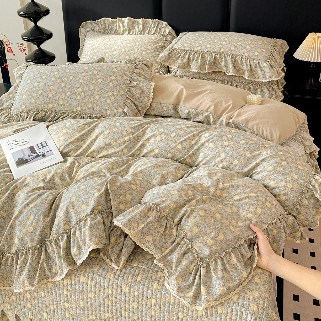 91家纺网 家纺一手货源 找家纺 富米莱（原臻工厂） 2026新款法式大花边A类古法仿棉云感纱床盖床裙四件套 大花边-雾灰蔷薇