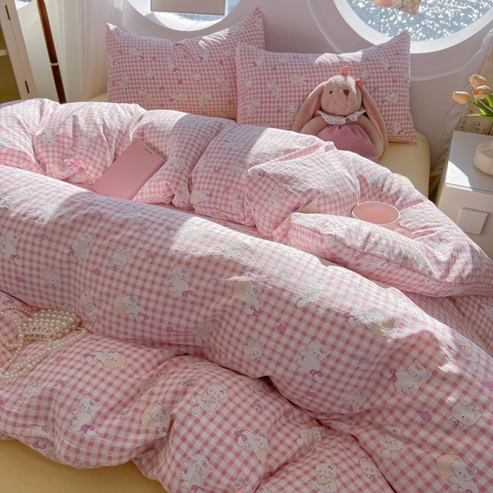 91家纺网 家纺一手货源 找家纺 韩巢家纺 2025新款奶呼呼云感双层纱印花四件套 猫猫晚宴