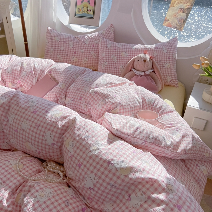 91家纺网 家纺一手货源 找家纺 韩巢家纺 2025新款奶呼呼云感双层纱印花四件套 猫猫晚宴