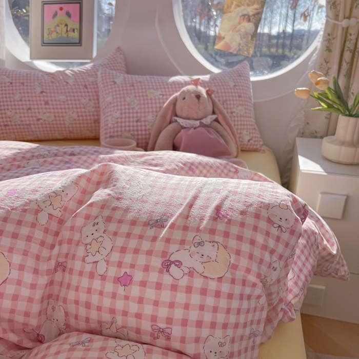 91家纺网 家纺一手货源 找家纺 韩巢家纺 2025新款奶呼呼云感双层纱印花四件套 猫猫晚宴