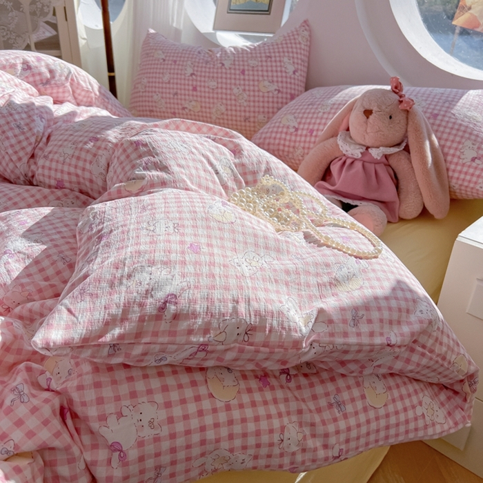 91家纺网 家纺一手货源 找家纺 韩巢家纺 2025新款奶呼呼云感双层纱印花四件套 猫猫晚宴