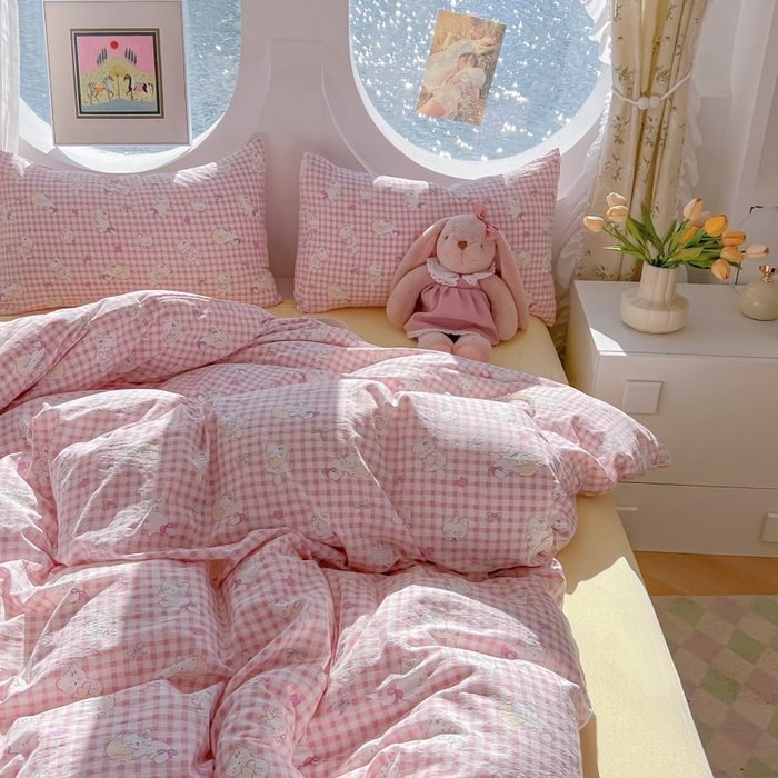 91家纺网 家纺一手货源 找家纺 韩巢家纺 2025新款奶呼呼云感双层纱印花四件套 猫猫晚宴