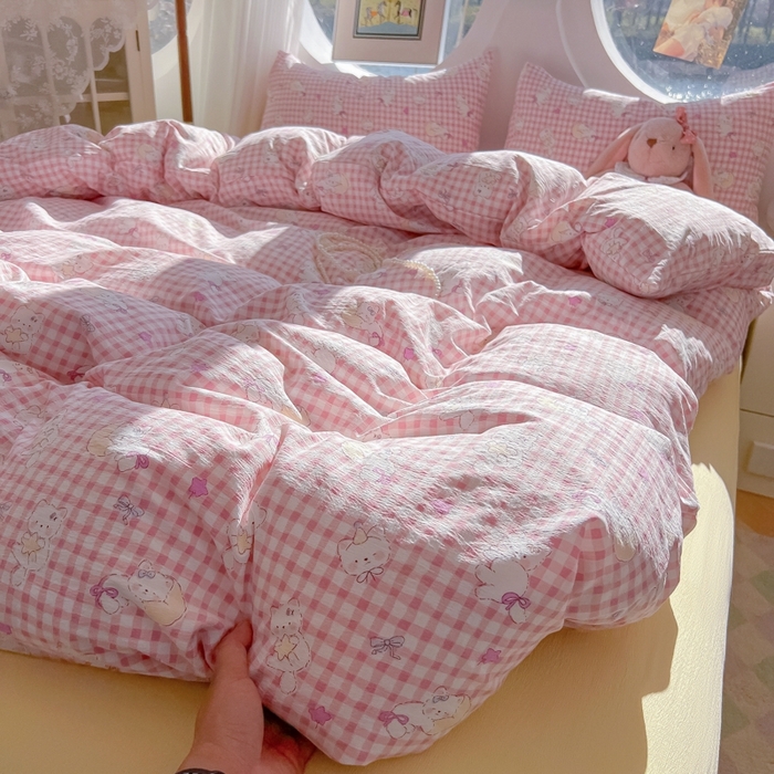 91家纺网 家纺一手货源 找家纺 韩巢家纺 2025新款奶呼呼云感双层纱印花四件套 猫猫晚宴