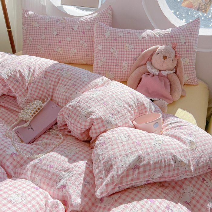 91家纺网 家纺一手货源 找家纺 韩巢家纺 2025新款奶呼呼云感双层纱印花四件套 猫猫晚宴