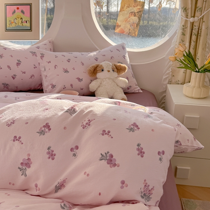 91家纺网 家纺一手货源 找家纺 韩巢家纺 2025新款奶呼呼云感双层纱印花四件套 葡萄七分甜