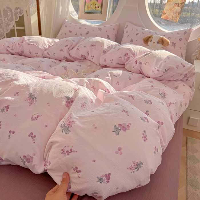 91家纺网 家纺一手货源 找家纺 韩巢家纺 2025新款奶呼呼云感双层纱印花四件套 葡萄七分甜