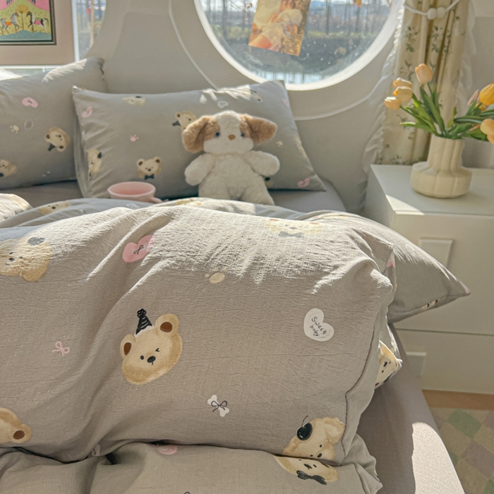 91家纺网 家纺一手货源 找家纺 韩巢家纺 2025新款奶呼呼云感双层纱印花四件套 奇妙小熊