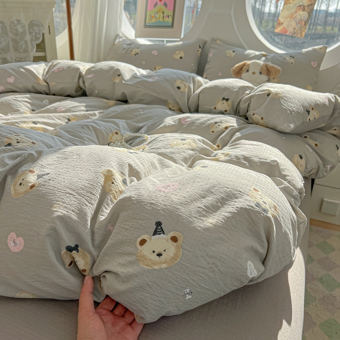 91家纺网 家纺一手货源 找家纺 韩巢家纺 2025新款奶呼呼云感双层纱印花四件套 奇妙小熊