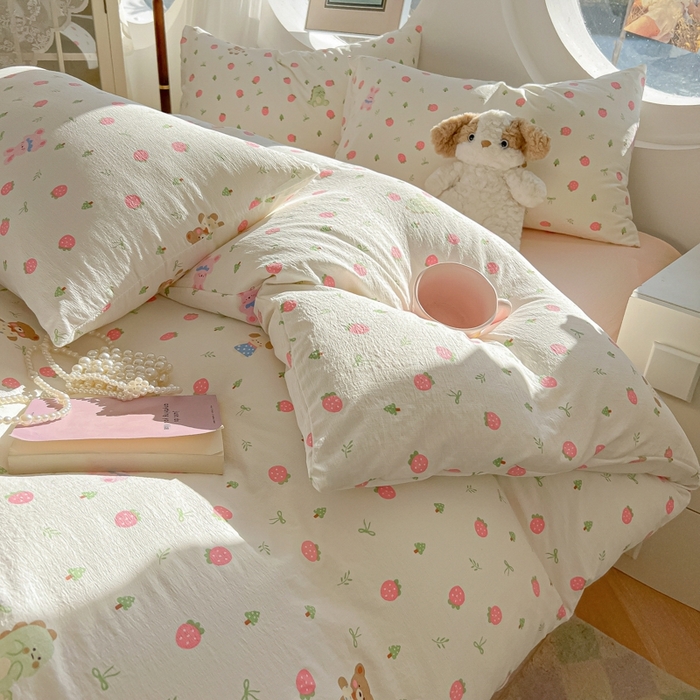 91家纺网 家纺一手货源 找家纺 韩巢家纺 2025新款奶呼呼云感双层纱印花四件套 邮一颗草莓