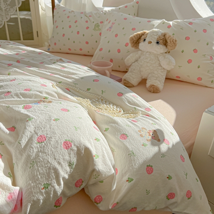 91家纺网 家纺一手货源 找家纺 韩巢家纺 2025新款奶呼呼云感双层纱印花四件套 邮一颗草莓