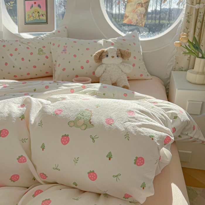 91家纺网 家纺一手货源 找家纺 韩巢家纺 2025新款奶呼呼云感双层纱印花四件套 邮一颗草莓