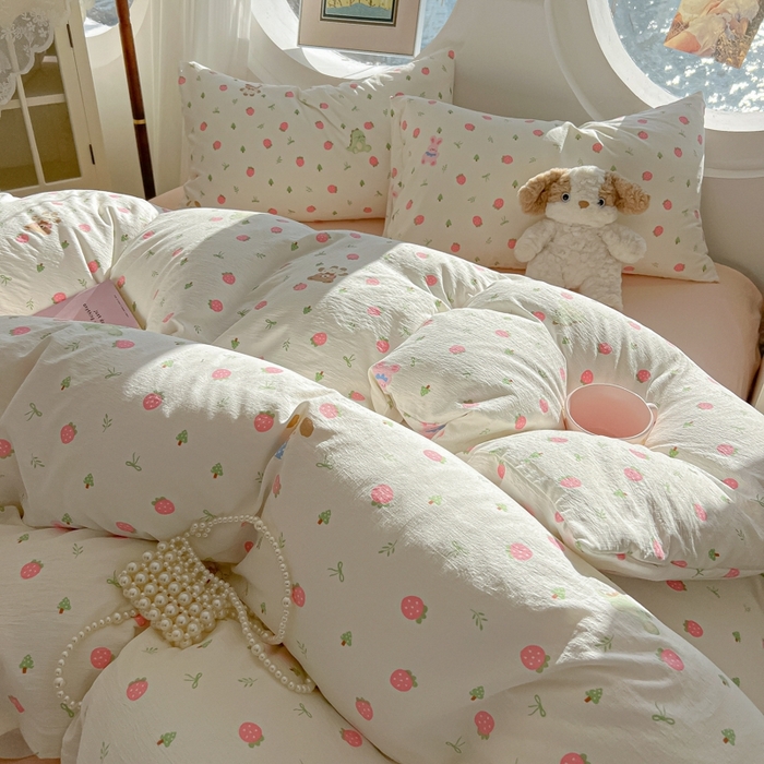 91家纺网 家纺一手货源 找家纺 韩巢家纺 2025新款奶呼呼云感双层纱印花四件套 邮一颗草莓