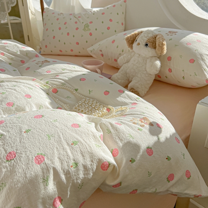 91家纺网 家纺一手货源 找家纺 韩巢家纺 2025新款奶呼呼云感双层纱印花四件套 邮一颗草莓