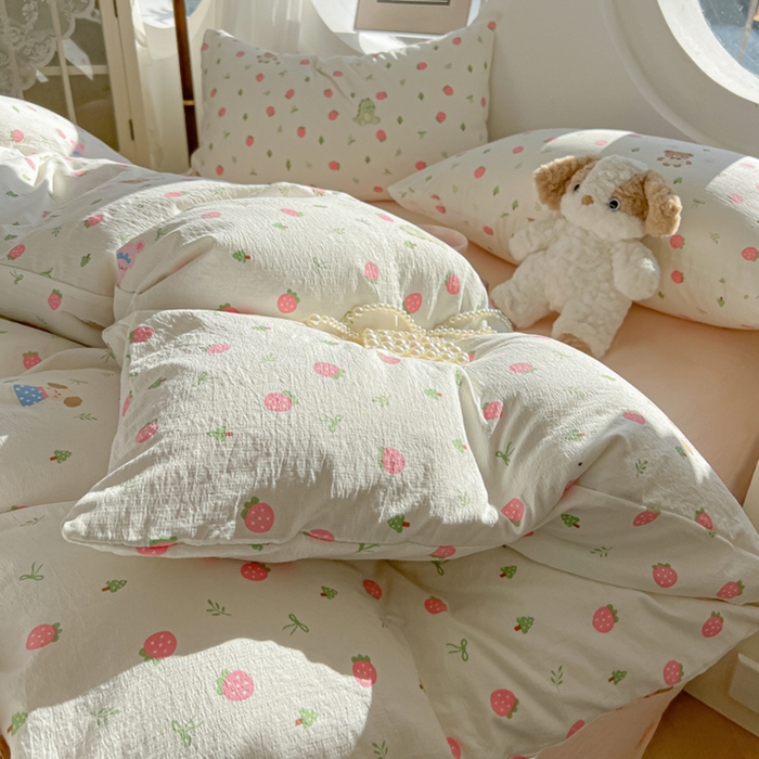 91家纺网 家纺一手货源 找家纺 韩巢家纺 2025新款奶呼呼云感双层纱印花四件套 邮一颗草莓