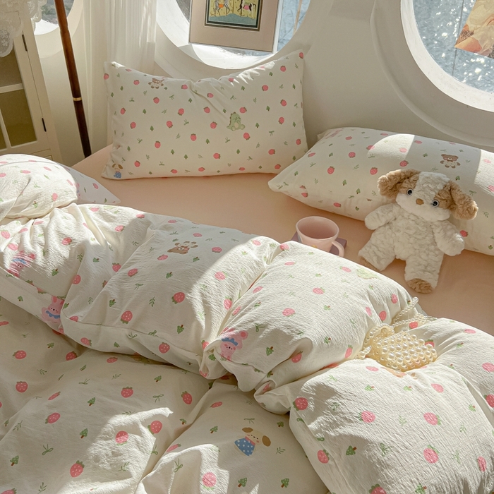 91家纺网 家纺一手货源 找家纺 韩巢家纺 2025新款奶呼呼云感双层纱印花四件套 邮一颗草莓