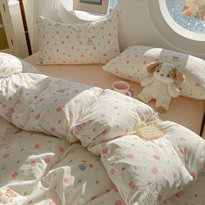 91家纺网 家纺一手货源 找家纺 韩巢家纺 2025新款奶呼呼云感双层纱印花四件套 邮一颗草莓